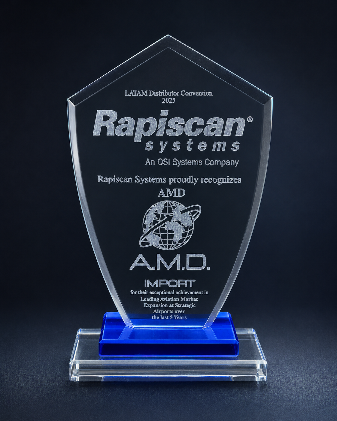 Premio de vidrio Rapiscan Systems 2025 otorgado a AMD Import